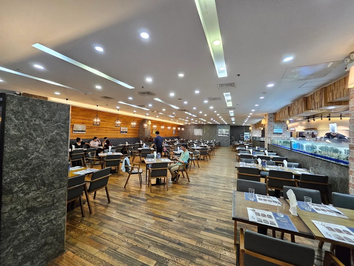 Mặc dù nằm trong trung thương mại nhưng D’Maris vẫn có không gian rộng rãi, sức chứa đến 1000 khách 