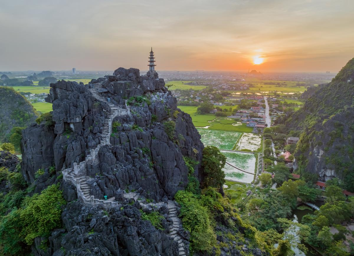 Hang Múa với view toàn cảnh Tam Cốc hùng vĩ 