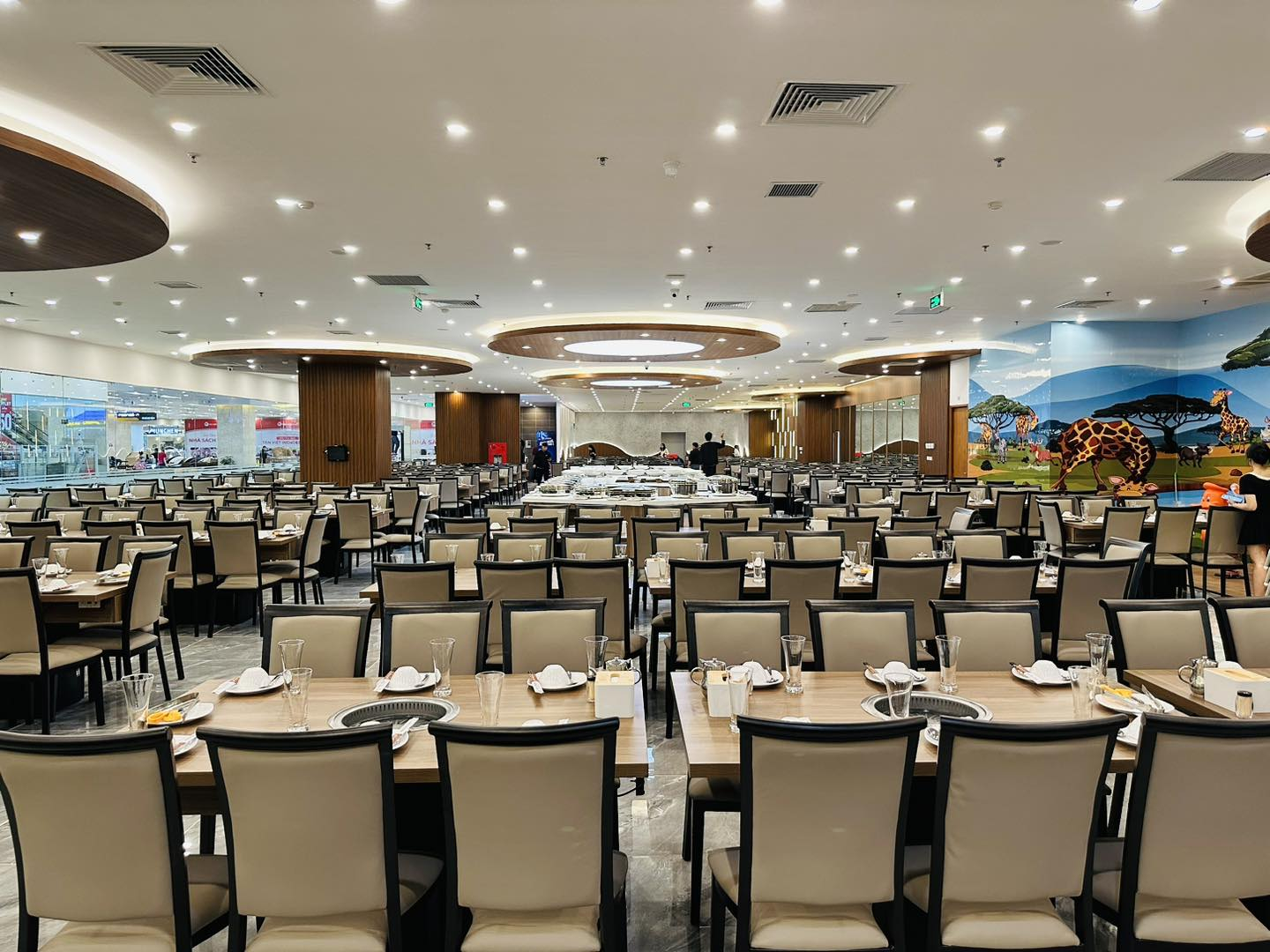 Không gian rộng rãi của nhà hàng