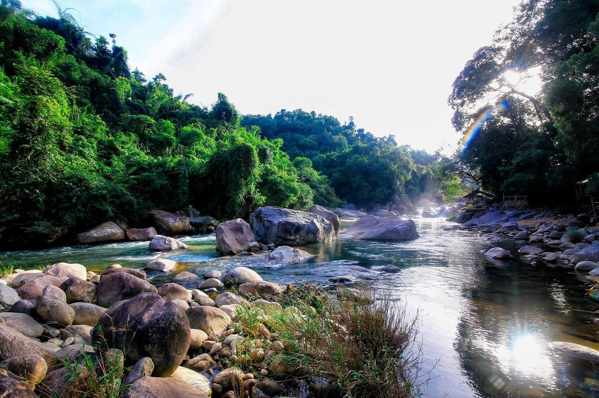 Hòa mình vào không gian bình yên tại suối Tiên.