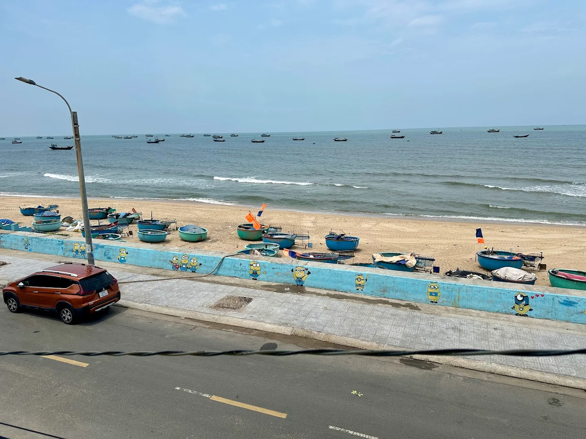 Bờ biển làng chài Phước Hải