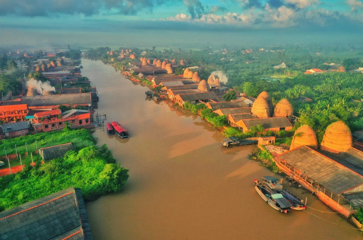 Du lịch Vĩnh Long là hành trình thú vị để khám phá miệt vườn sông nước yên bình, đậm chất miền Tây Nam Bộ