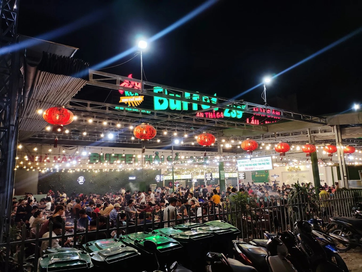 /sitecore/media library/SEO-images/2025 SEO/Traffic TV/buffet-hai-san-quan-7/buffet-kcx-co-khong-gian-rong-phu-hop-cho-gia-dinh-hoac-nhom-dong-nguoi_1