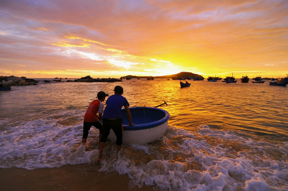 Ngắm hoàng hôn ở làng chài Phước Hải