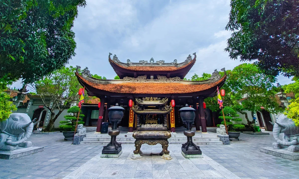 Đền Đô với kiến trúc cổ kính và không gian linh thiêng