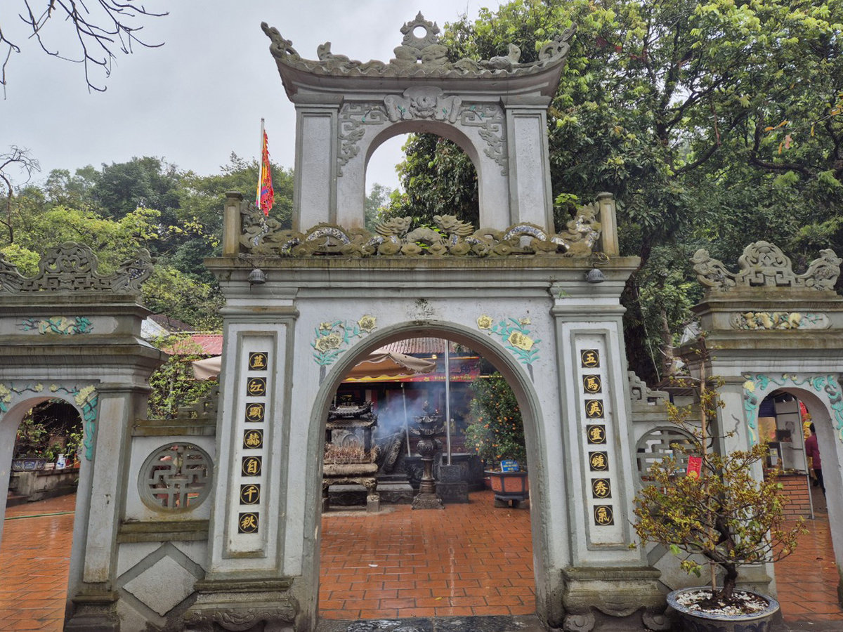 Ngôi đền linh thiêng này thu hút đông đảo du khách đến dâng lễ, cầu tài lộc và tham gia nghi thức hầu đồng truyền thống