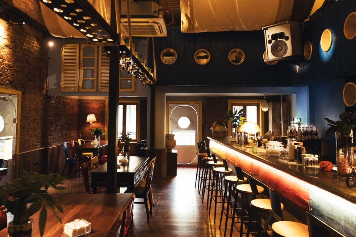GoodTime Burger Nam Trang's space is simple and comfortable, an ideal place to gather with friends and chat