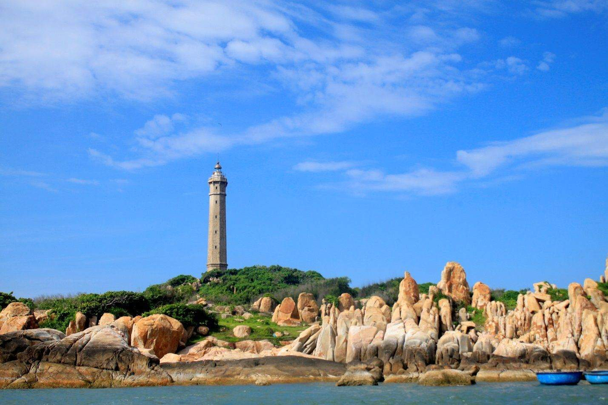 Hải đăng Mũi Điện sừng sững trên đỉnh cực Đông Phú Yên, mở ra khung cảnh giao hòa tuyệt đẹp
