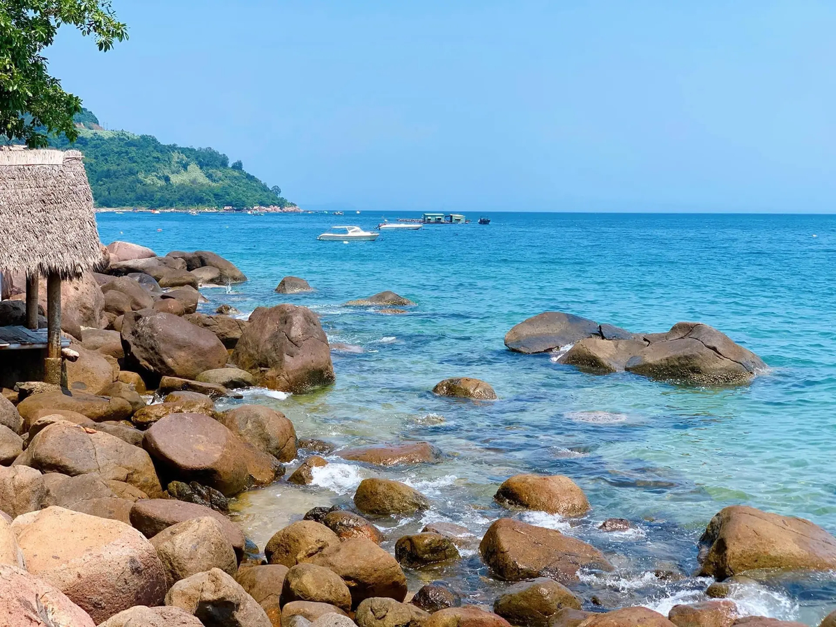Bãi Rạng gây ấn tượng với những tảng đá tự nhiên và biển hoang sơ