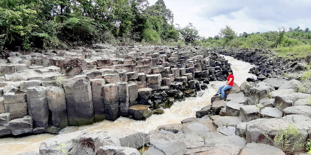 Ghềnh đá cổ làng Vân 