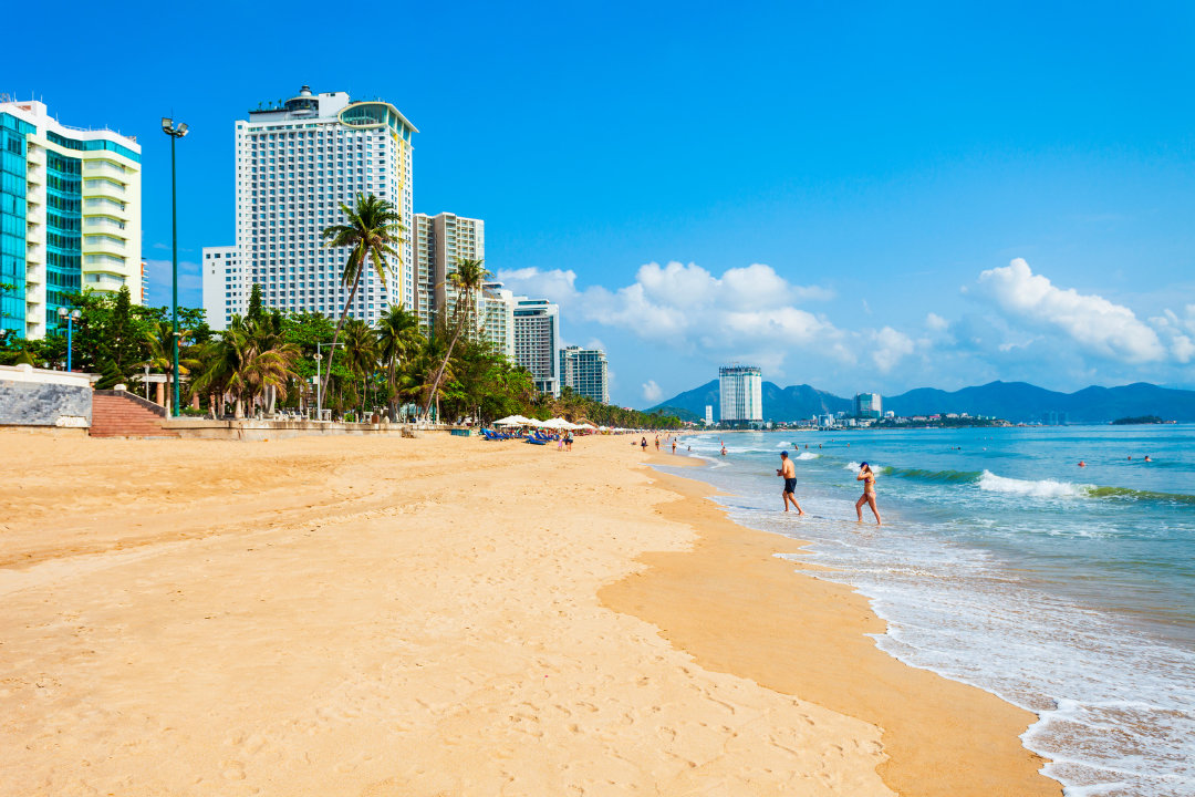 Bãi biển Nha Trang nổi tiếng là một trong những địa điểm nổi tiếng nhất tại Khánh Hòa
