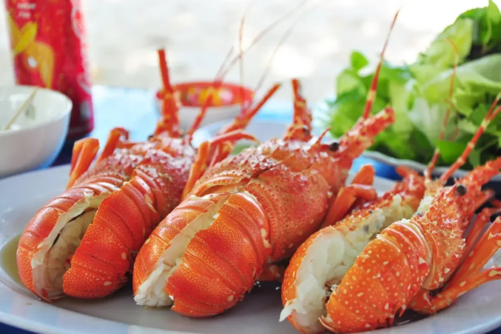 Tôm hùm Bình Ba tươi và chắc thịt.