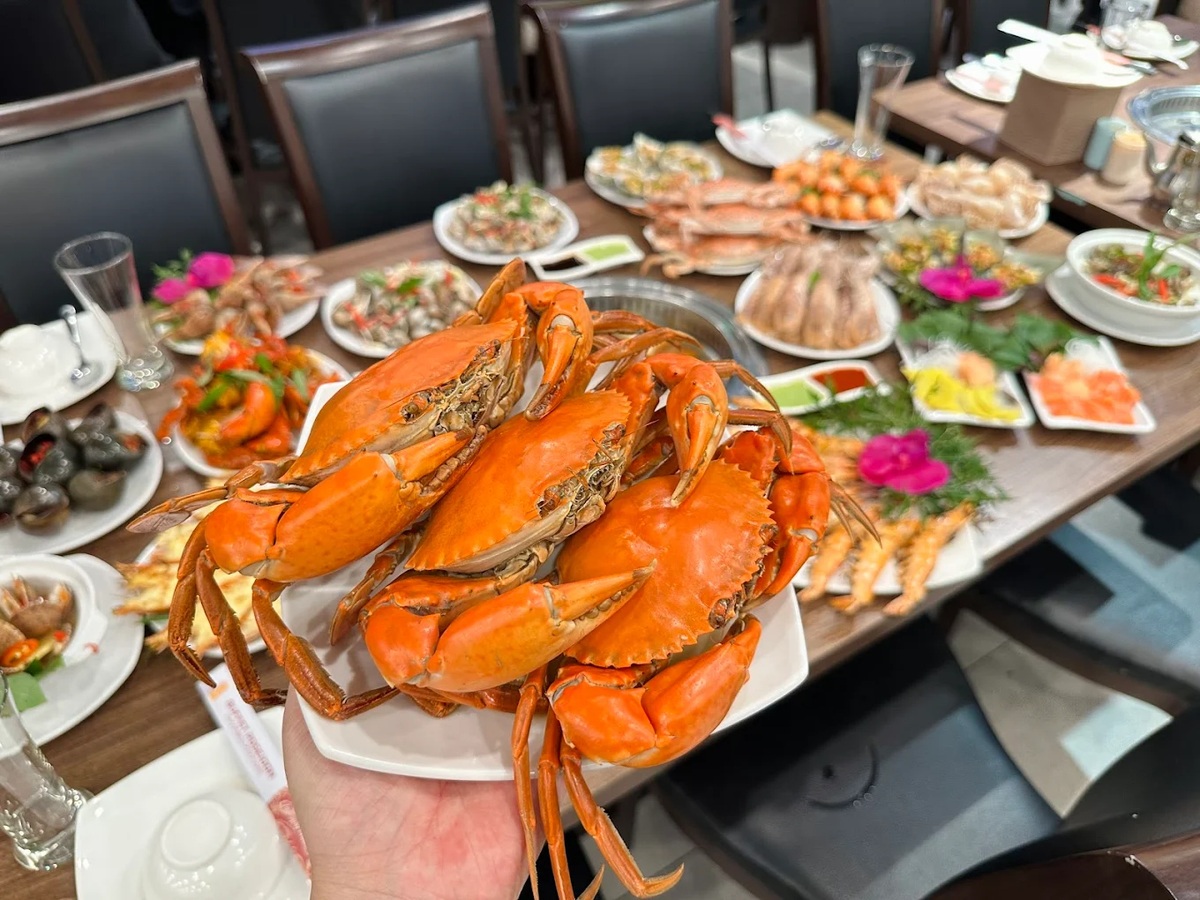Ưu tiên lựa chọn hải sản cao cấp được hấp hoặc luộc để tránh đầy bụng trước khi thưởng thức thêm nhiều món ngon khác