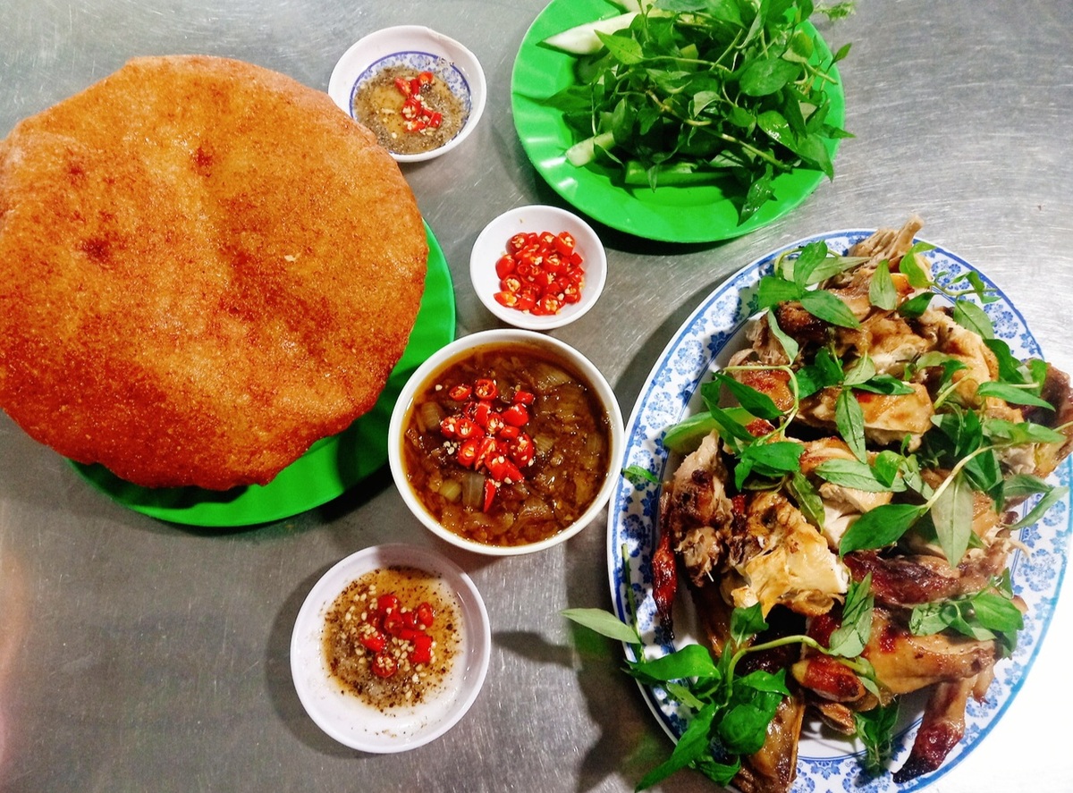 Món ăn dân dã hấp dẫn, gà vàng ruộm ăn kèm xôi chiên giòn rụm, béo ngậy