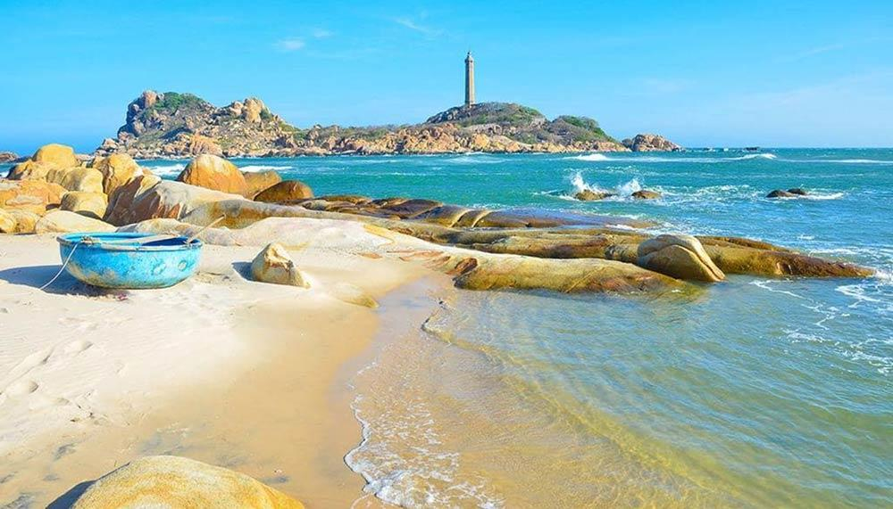 Bãi Rạng có nước trong xanh, bãi cát trắng mịn, phong cảnh vẫn còn hoang sơ. 