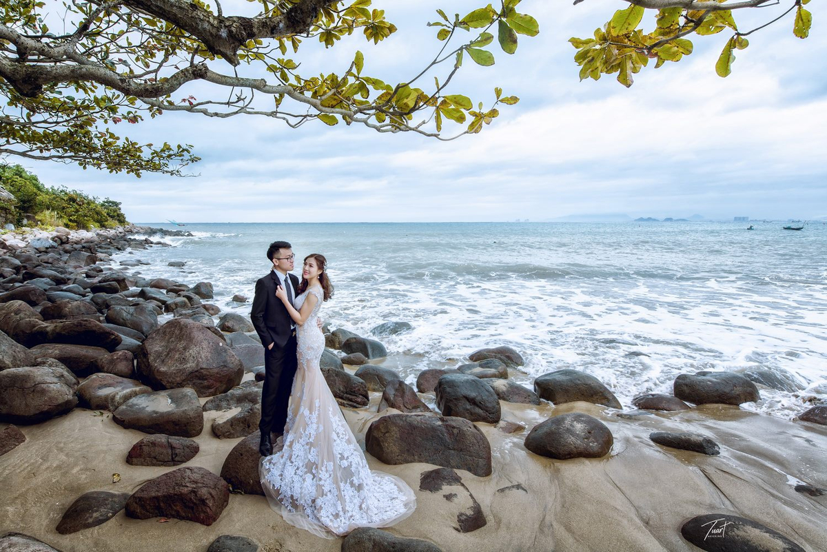 Rất nhiều cặp đôi chọn bán đảo Sơn Trà làm địa điểm chụp hình cưới 
