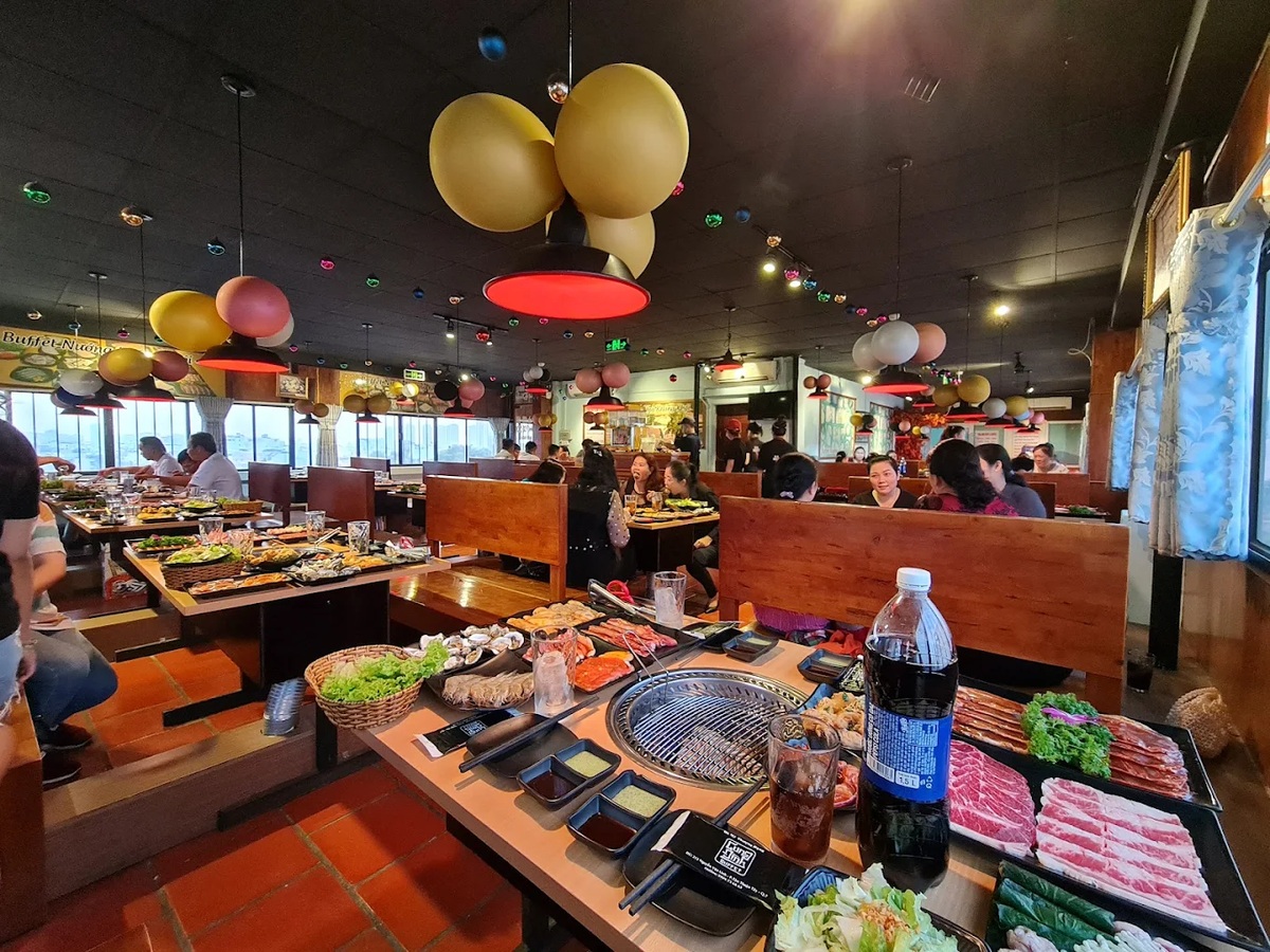 Cung Đình BBQ Buffet có không gian trong nhà ấm cúng với nội thất gỗ 