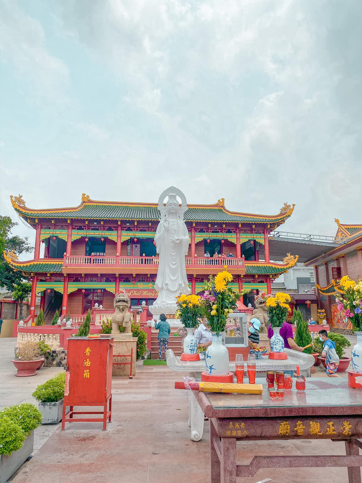 Khu vực tượng Bồ Tát Quan Âm cũng là một trong những nơi chiêm bái chính của ngôi chùa 