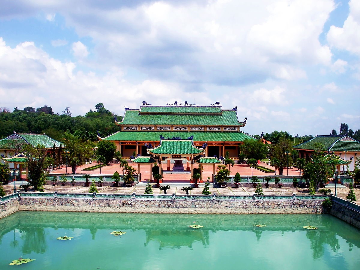 Biểu tượng văn hóa lâu đời của vùng đất học, mang kiến trúc Á Đông uy nghi, thanh tịnh
