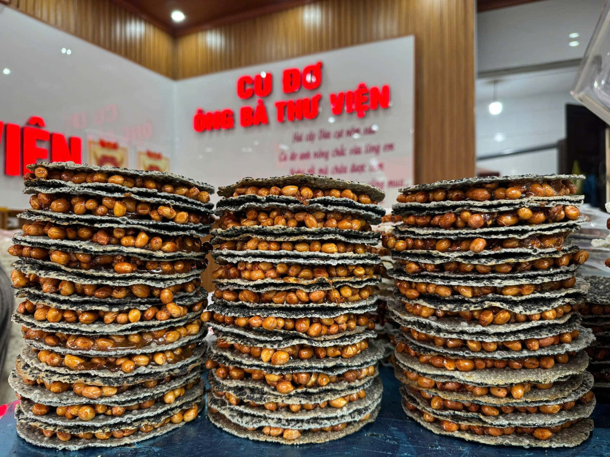 Kẹo cu đơ Hà Tĩnh là đặc sản bánh kẹo truyền thống gồm nhân đậu phộng rang, mật mía, mạch nha và gừng, ép giữa hai lớp bánh tráng giòn