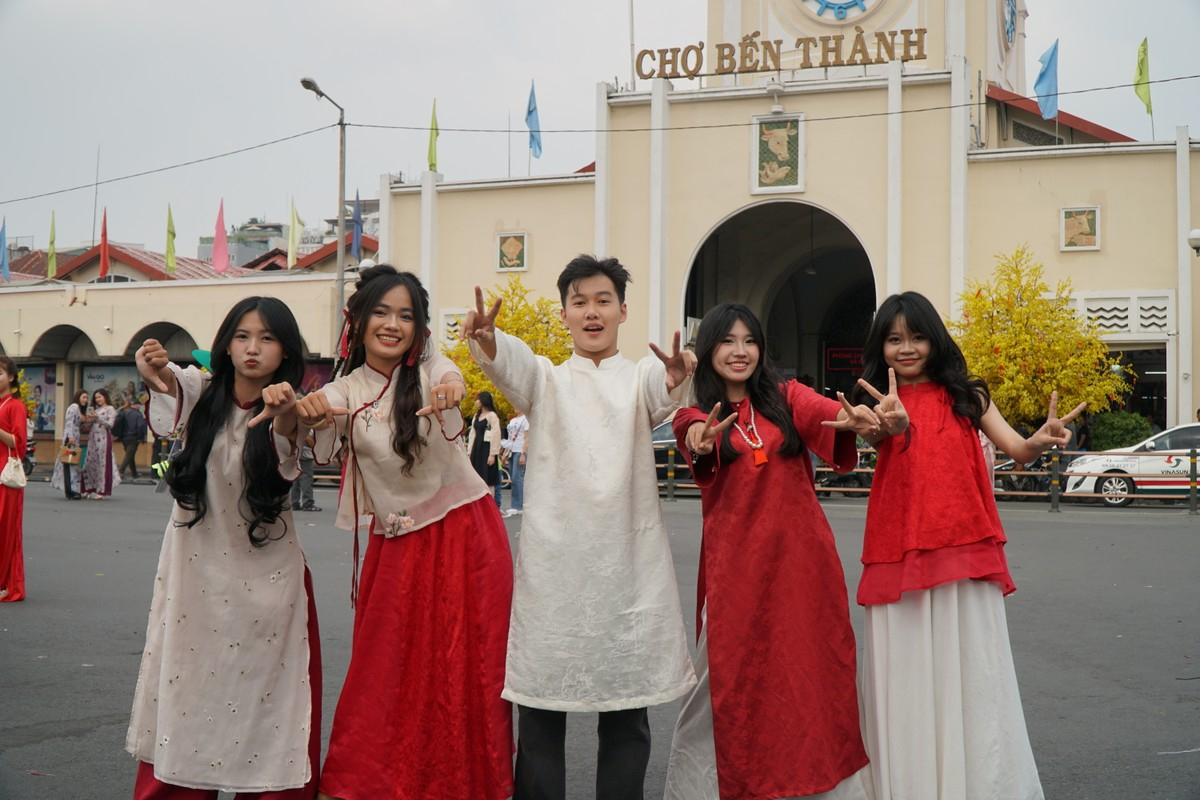Chợ Bến Thành là điểm check in hấp dẫn cho các bộ ảnh áo dài truyền thống của các bạn trẻ 