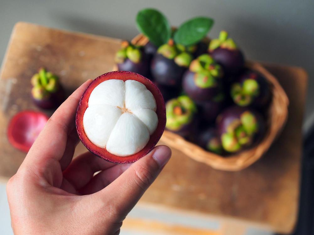 The flavor of mangosteen is a blend of sweetness and sourness 