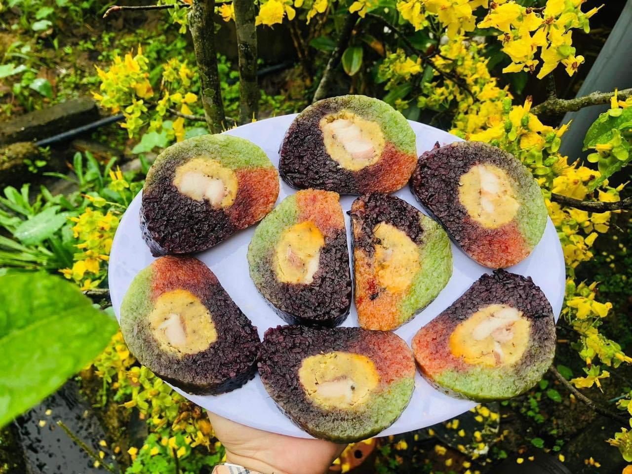 Bánh tét mặt trăng nhiều màu, được làm từ các loại lá tự nhiên 