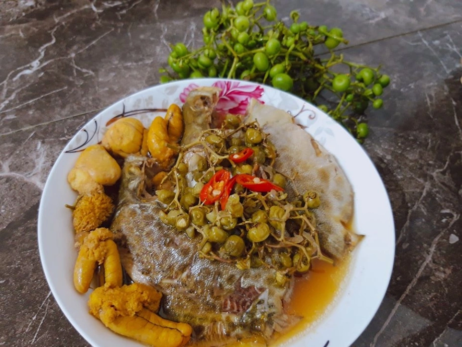 Món cá kho với vị đậm đà, hòa quyện cùng trái giác đặc biệt, đậm đà hương vị Tây Nam Bộ