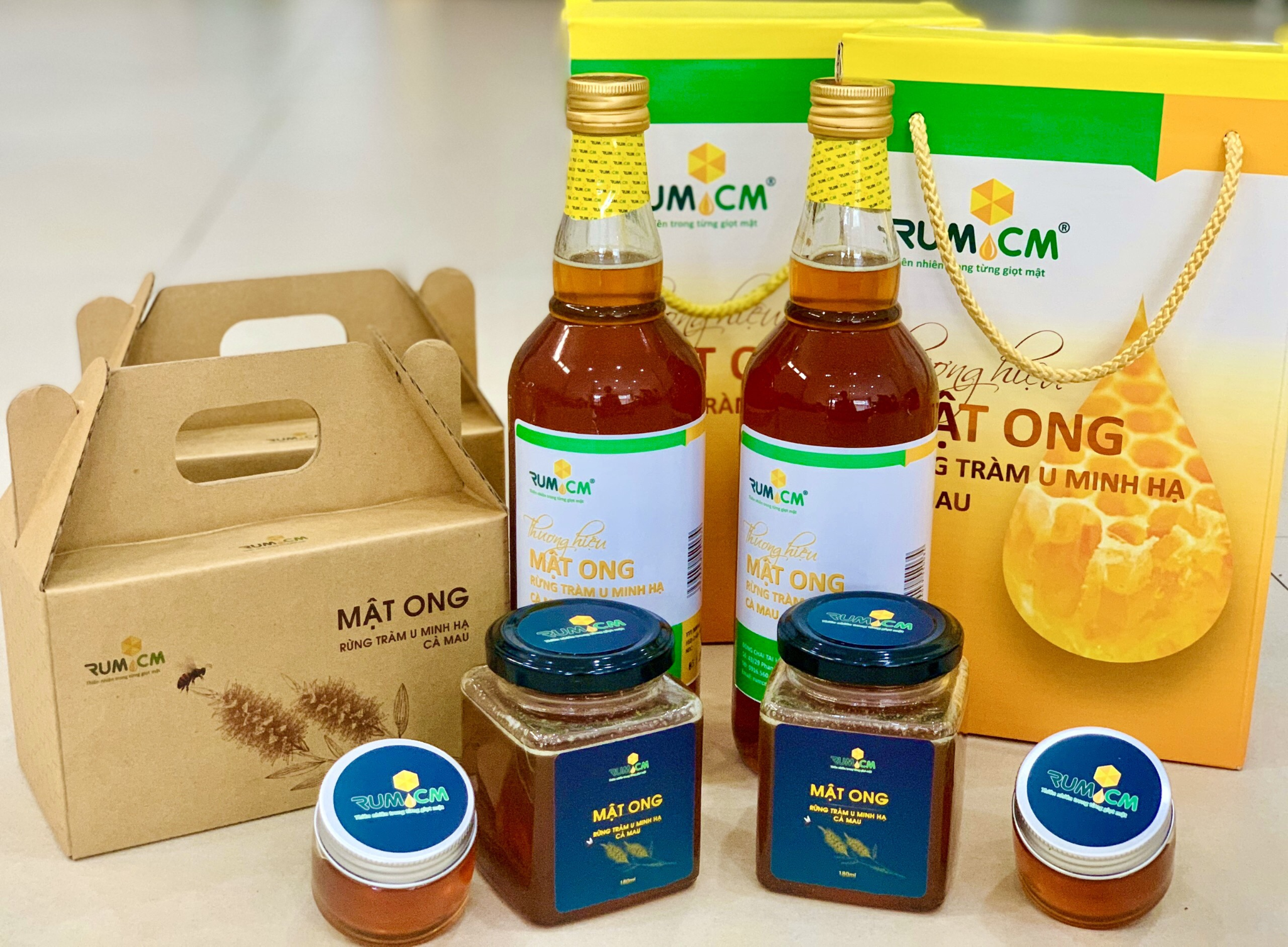 Mật ong nguyên chất từ rừng U Minh, ngọt ngào và tinh khiết, mang đến sự dịu dàng cho mọi món ăn