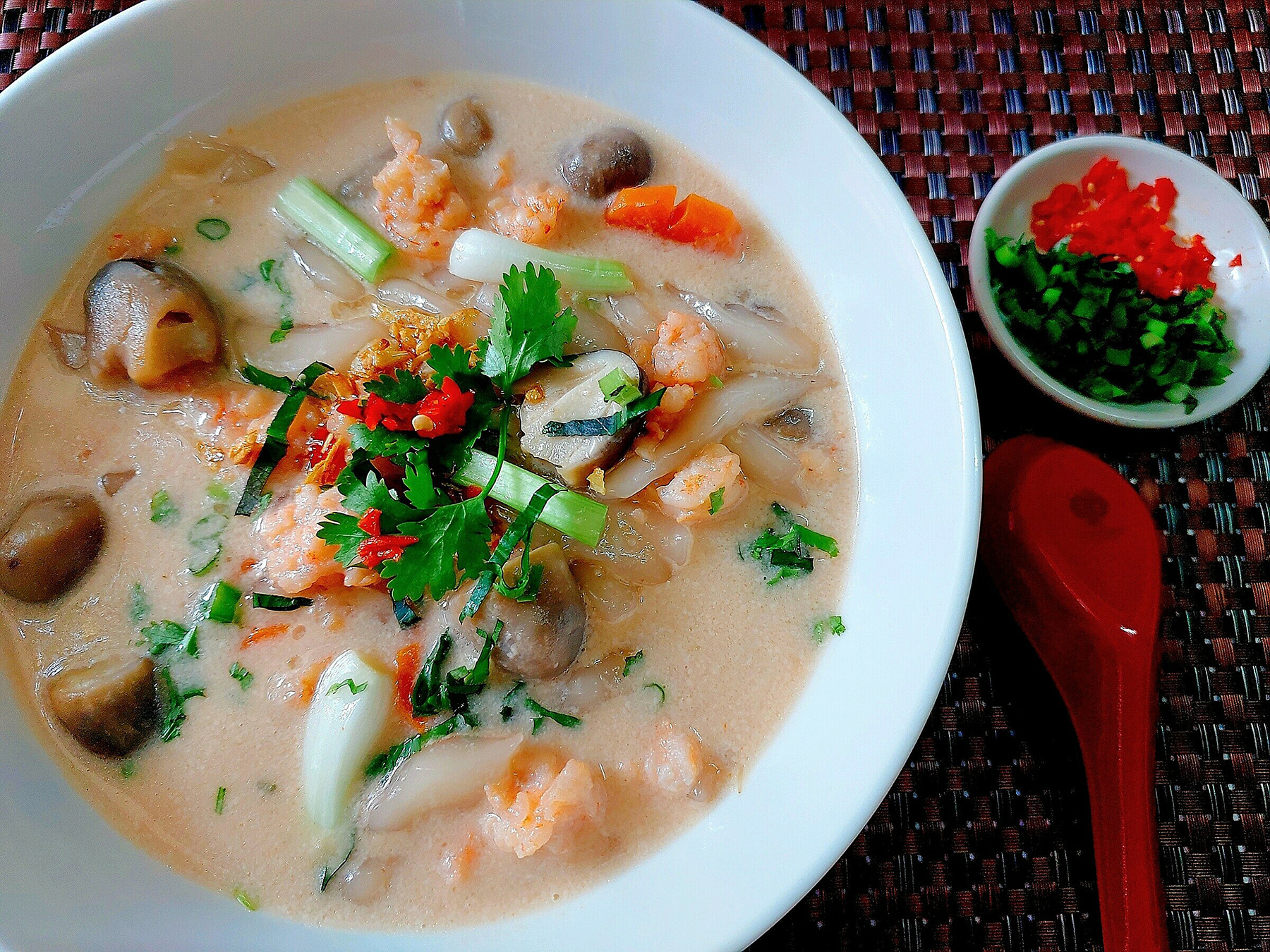 Một món ăn ngọt ngào và béo ngậy, với nước dừa thơm lừng, đem lại cảm giác dễ chịu cho thực khách