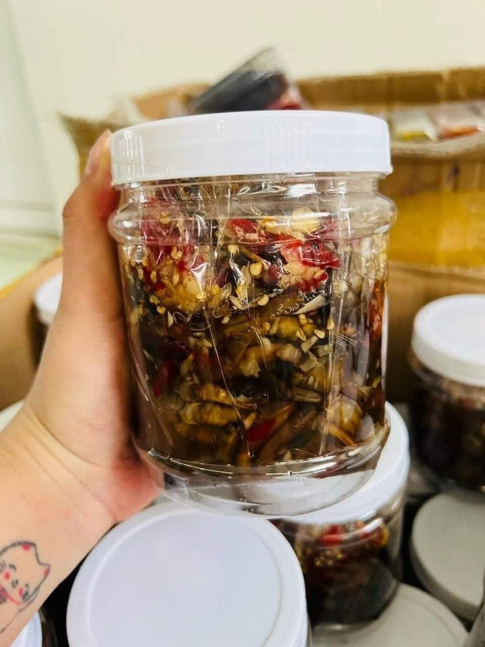 Bạn có thể tìm mua những hũ mắm ba khía trộn sẵn về bảo quản lạnh và sử dụng dần