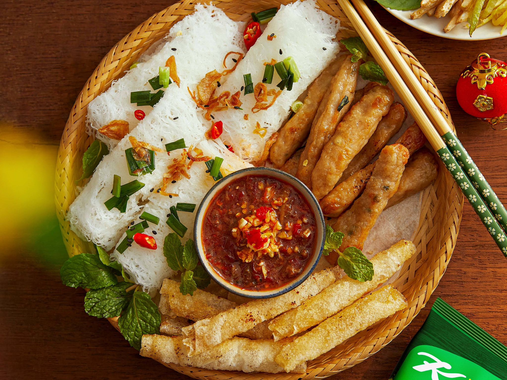 Chả cá chiên giòn rụm thưởng thức cùng bún và nước sốt đặc biệt