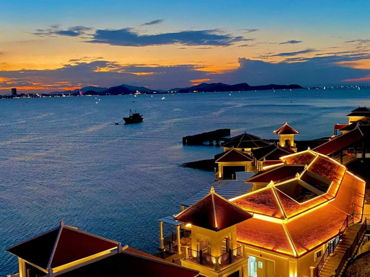 Hai hòn đảo ngoài khơi Cửa Lò mang vẻ đẹp hoang sơ, thích hợp cho các hoạt động tắm biển, lặn ngắm san hô và khám phá thiên nhiên