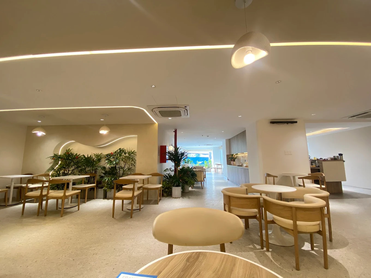 YOON Coffee có không gian rộng, nhiều chỗ ngồi để học bài và làm việc