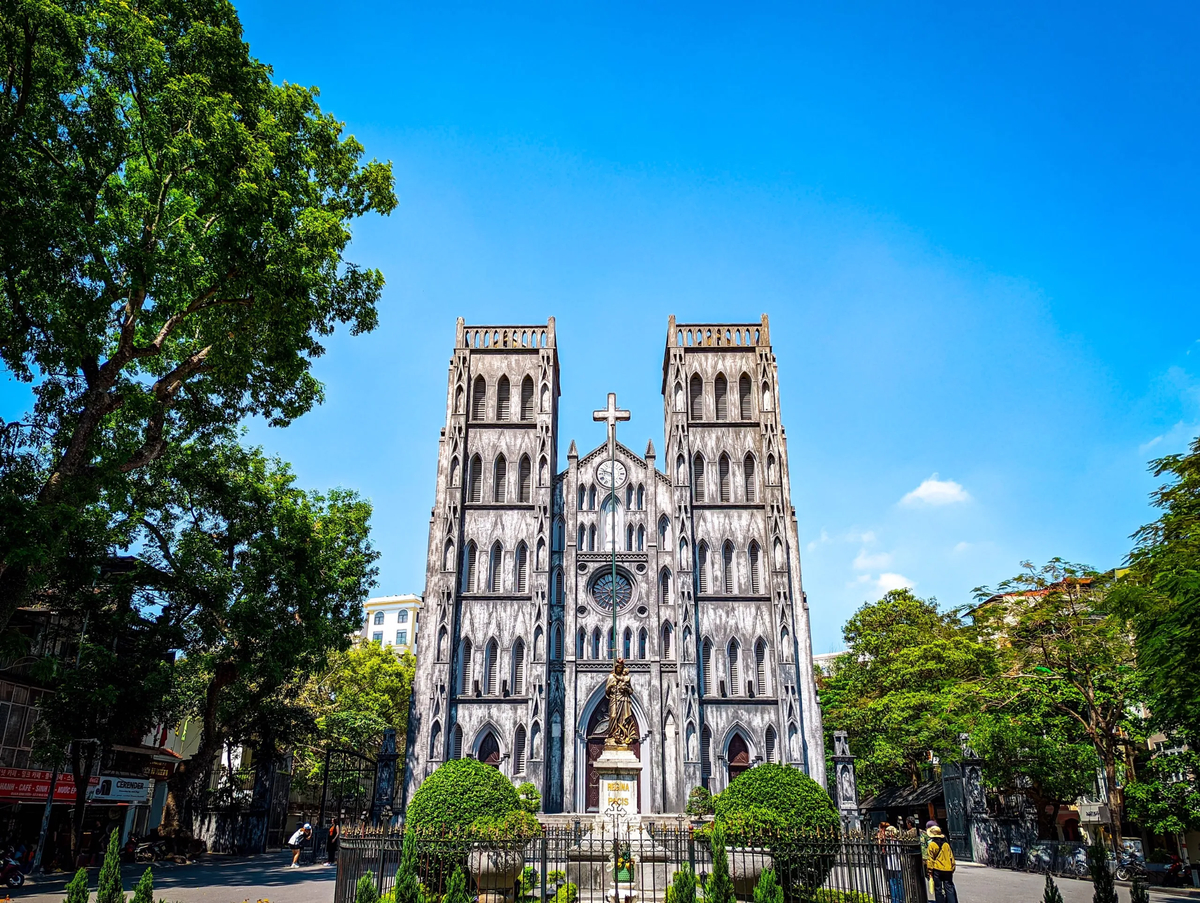 Nhà thờ Lớn với kiến trúc Gothic Pháp cổ giữa thủ đô