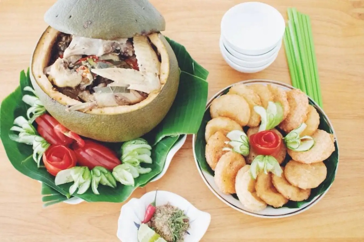 Đặc sản lạ miệng, thịt gà thấm vị tinh dầu bưởi, mềm ngọt và thơm dịu nhẹ nhàng 