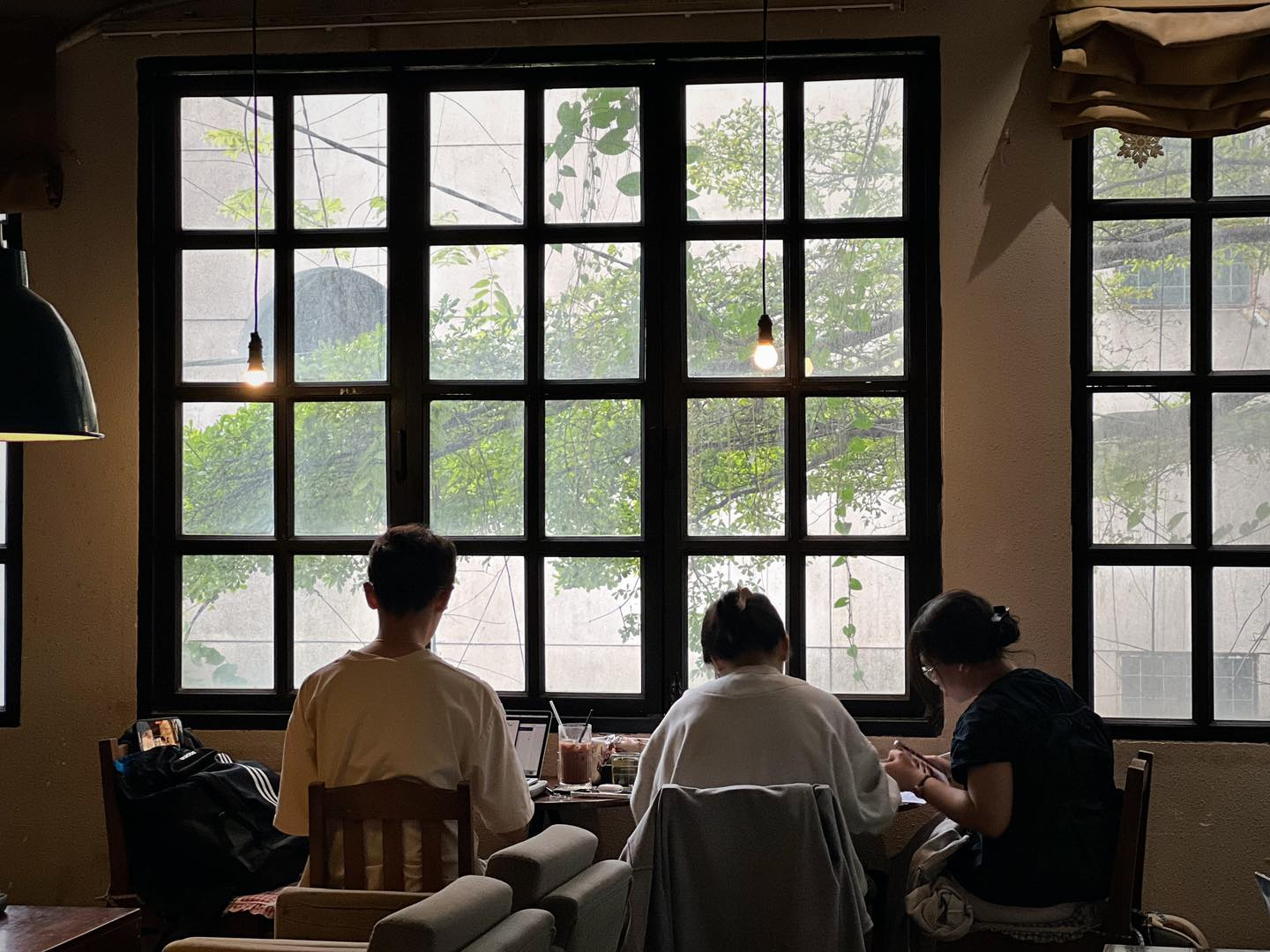 Nếu bạn đang tìm quán cafe có không gian yên tĩnh để làm việc và học tập, đừng bỏ lỡ iTune Coffee