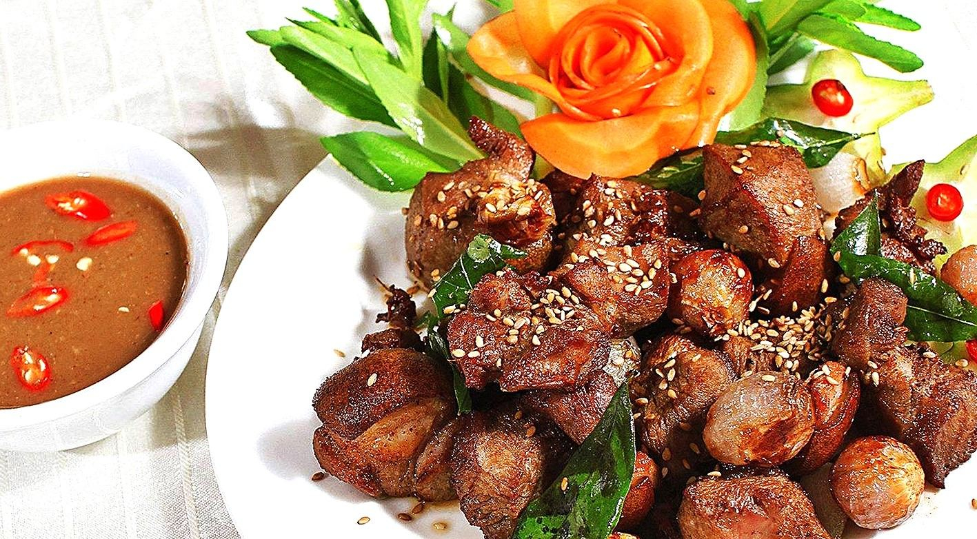Du khách có thể thưởng thức thịt dê nướng thơm ngon, mềm tan ăn kèm với nước chấm đậm đà