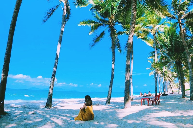 Thư giãn ngay trên bãi cát trải dài và hàng dừa tại bãi biển Cửa Đại