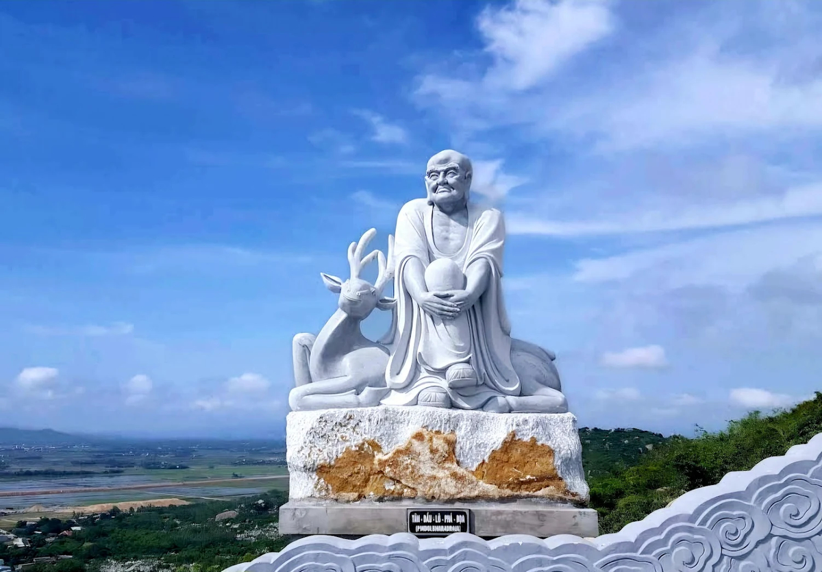 Một pho tượng chạm khắc công phu trên đường lên núi 