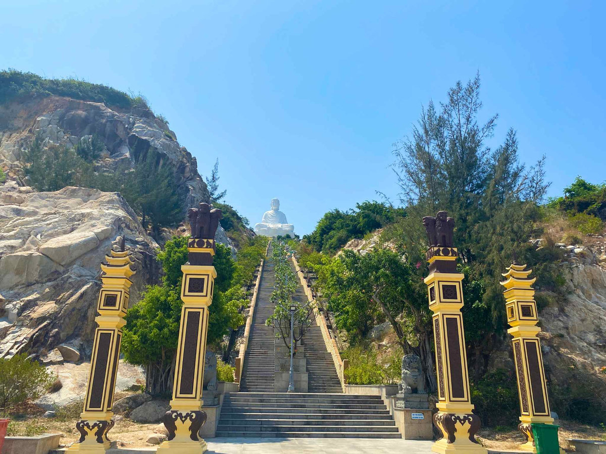 Trekking hơn 600 bậc đá lên đỉnh núi là một trải nghiệm đặc sắc đối với khách hành hương chùa Ông Núi