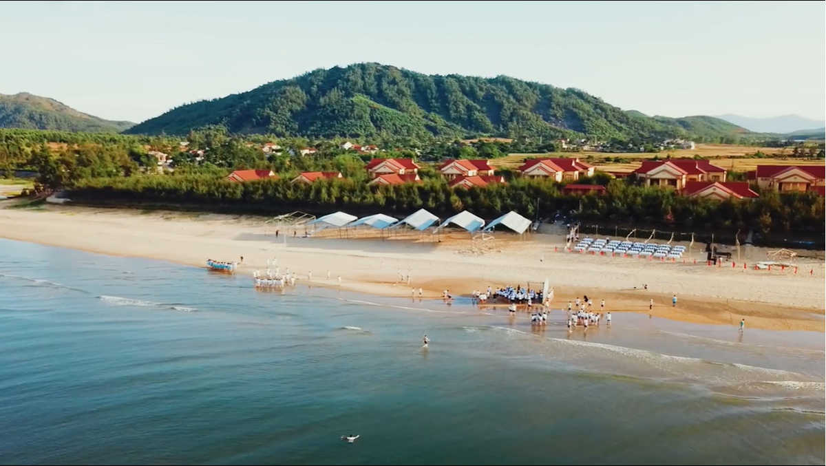 Với bãi cát trắng mịn, nước biển trong xanh và sóng nhẹ, nơi đây mang vẻ đẹp hoang sơ, thanh bình hiếm có