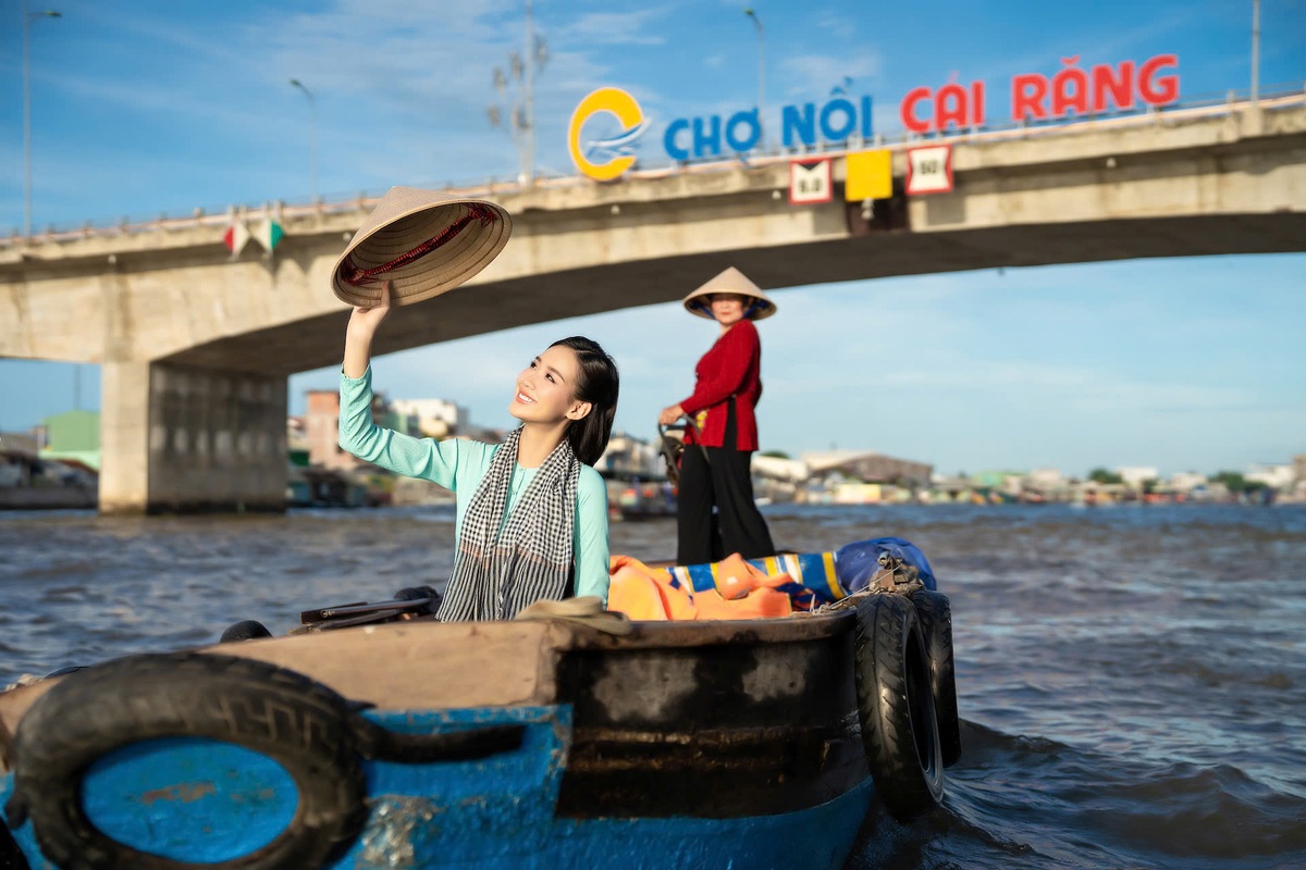 Chợ nổi Cái Răng là biểu tượng đặc trưng cho văn hóa sông nước miền Tây cách trung tâm thành phố khoảng 6km