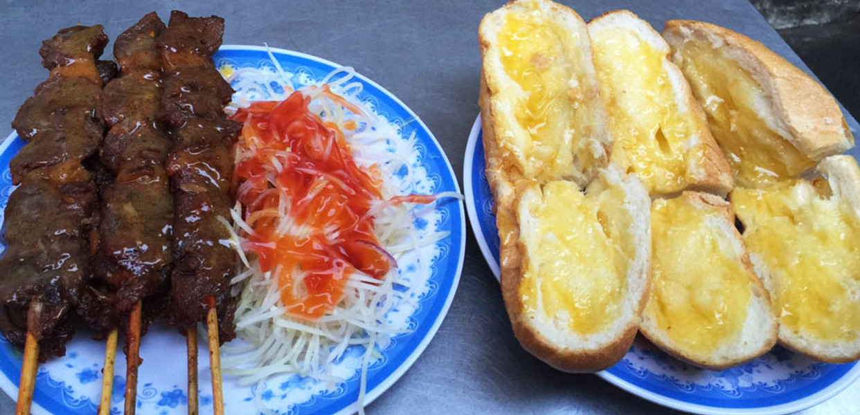 Bánh mì phủ bơ ăn kèm bò nướng sốt đậm đà