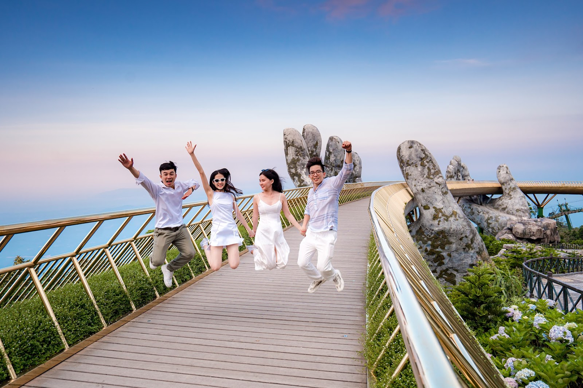 Nếu đi cùng bạn bè, bạn có thể mặc trang phục ton-sur-ton và tạo dáng nhảy bật lên