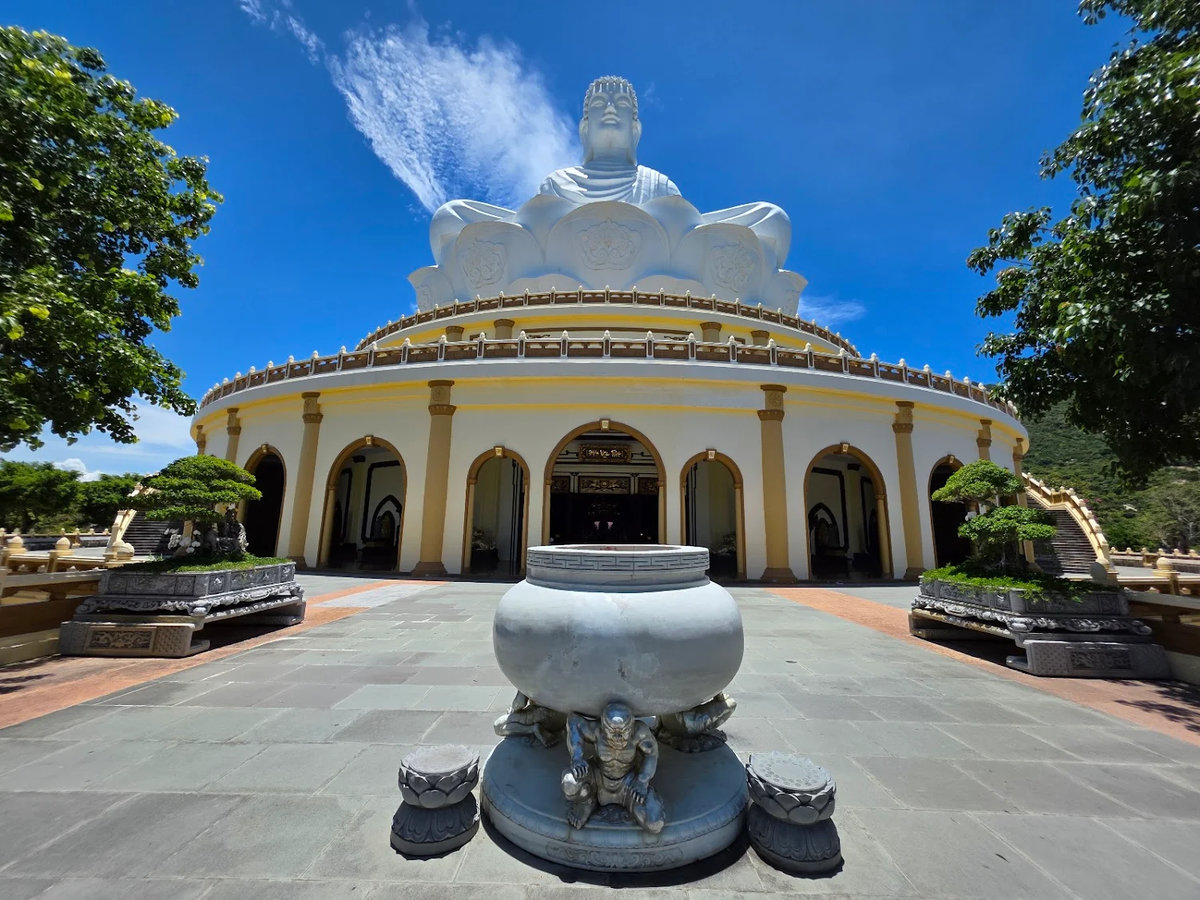 Khu vực chân tượng Phật 