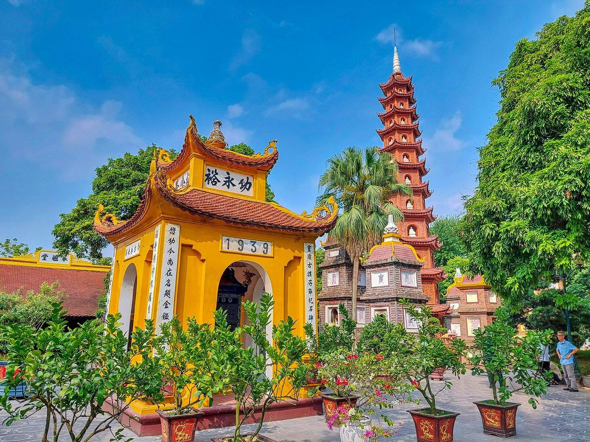 Bước vào trái tim tâm linh của Hà Nội với chùa Trấn Quốc