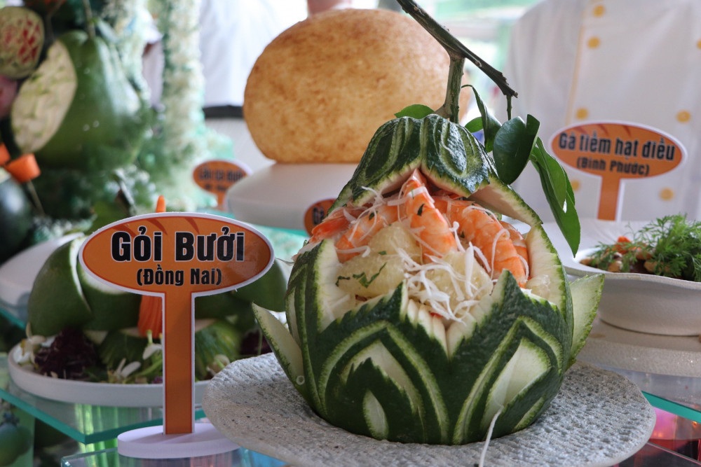 Món ăn thanh mát, kết hợp bưởi chua nhẹ với tôm thịt, đậm vị miền quê sông nước