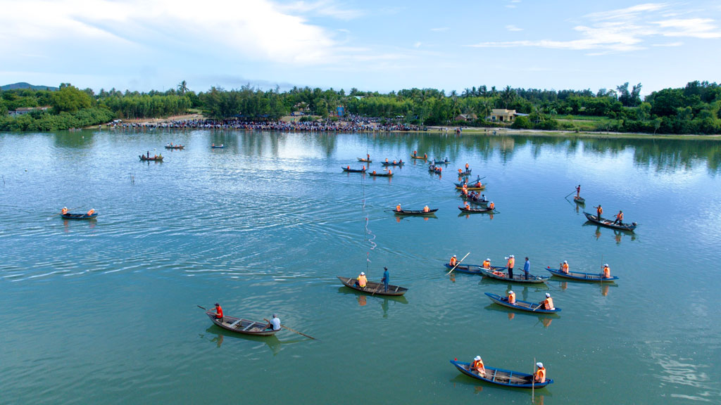 Khung cảnh đầm An Khê với nước lặng sóng, bao quanh bởi núi và rừng, tạo nên không gian thư giãn tuyệt vời 