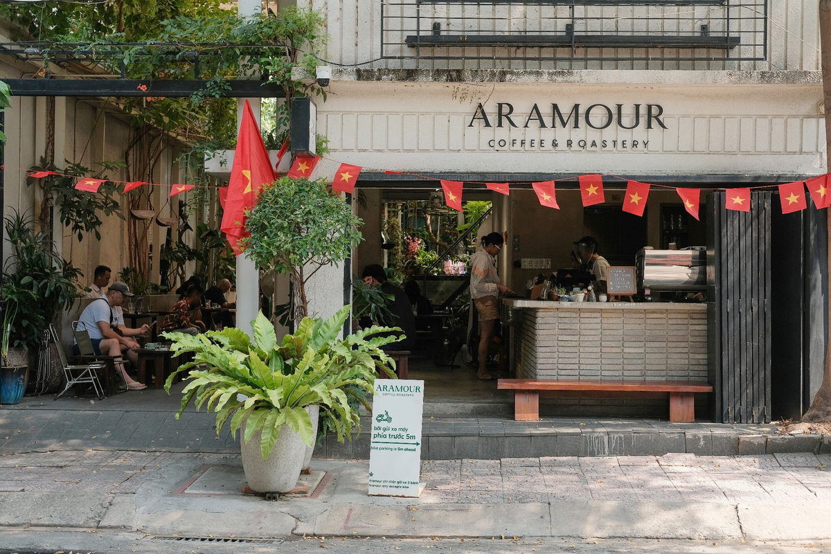 Aramour là điểm đến lý tưởng cho người yêu cà phê rang xay thủ công, với không gian hiện đại tối giản